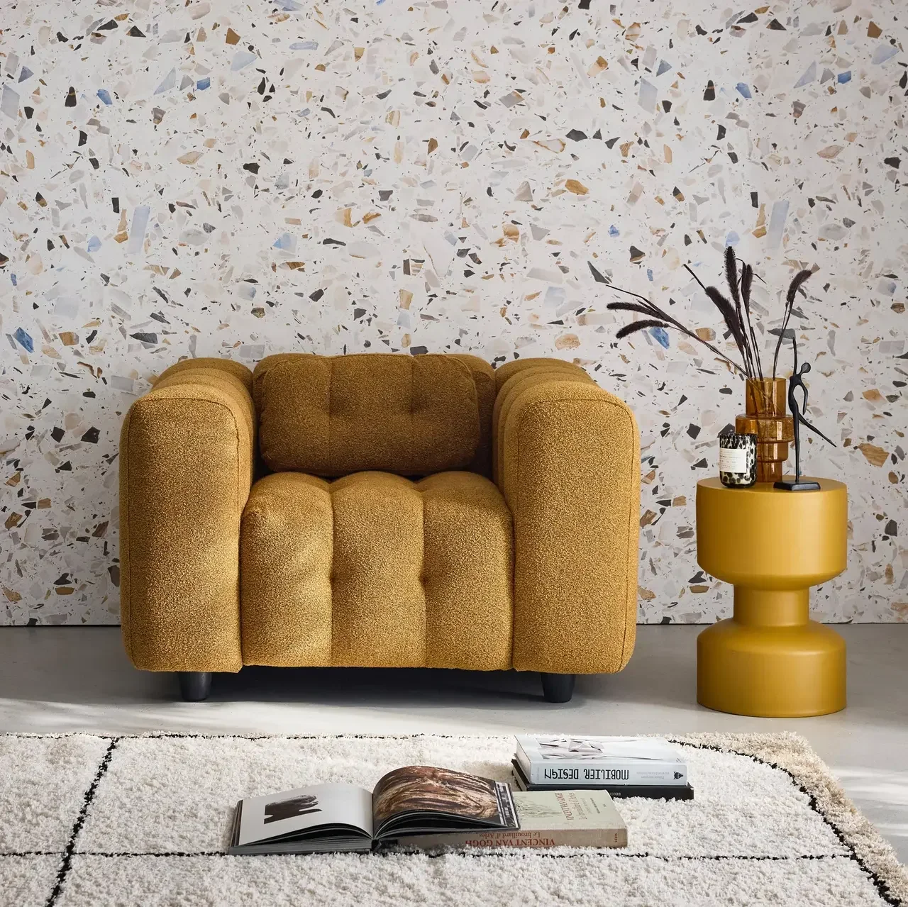 Fauteuil capitonné bouclette texturée design contemporain salon