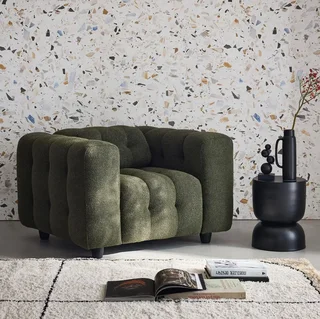 Fauteuil capitonné bouclette texturée beige design contemporain salon confort