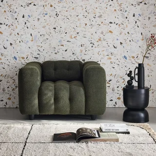 Fauteuil capitonné bouclette texturée beige design contemporain salon confort