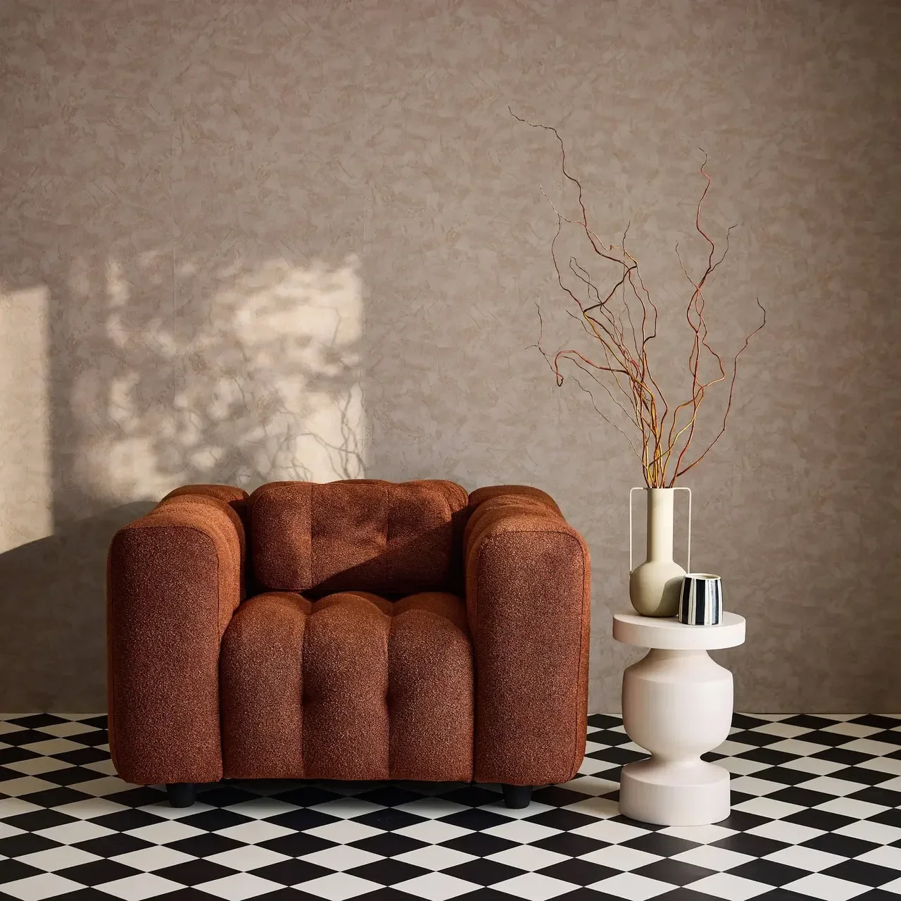 Fauteuil capitonné bouclette texturée design contemporain salon