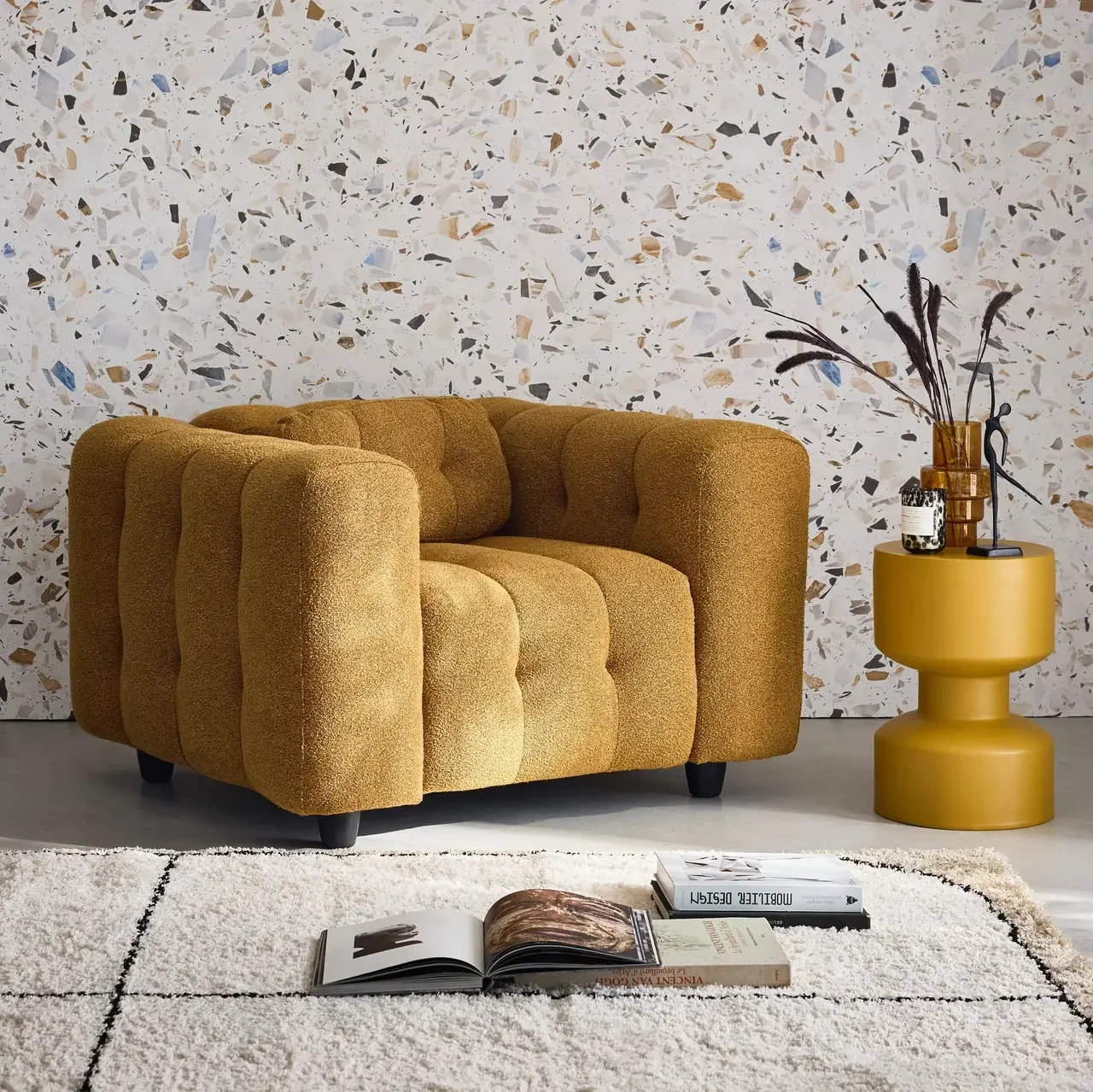 Fauteuil capitonné bouclette texturée design contemporain salon