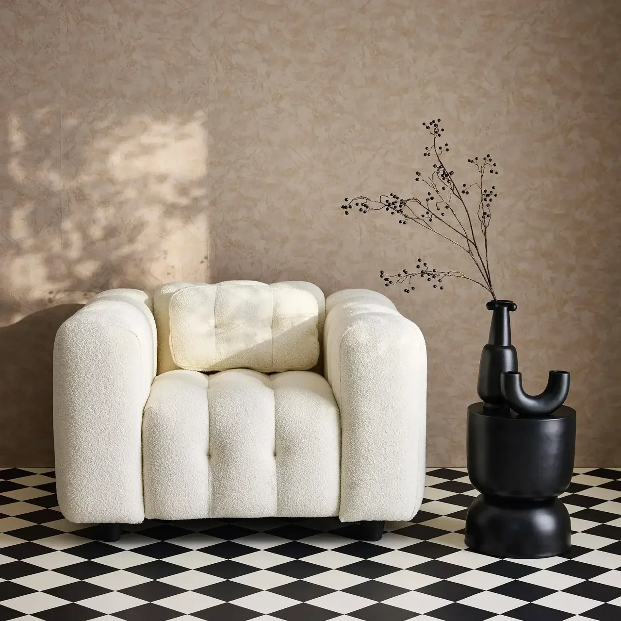 Fauteuil capitonné bouclette texturé design contemporain salon confort