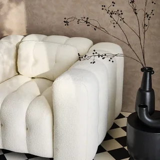 Fauteuil capitonné bouclette texturé design contemporain salon confort
