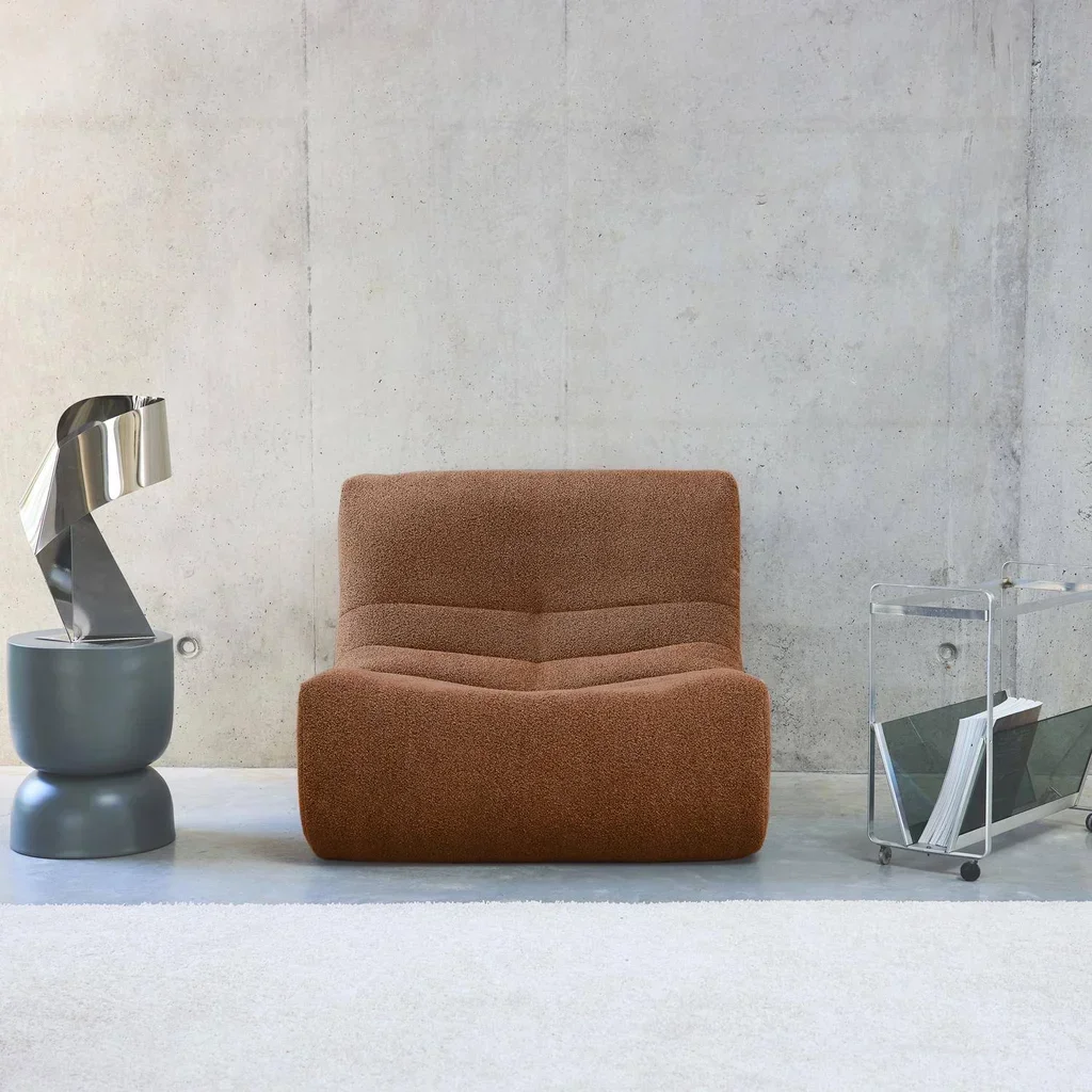 Poltrona in bouclé testurizzato beige per soggiorno accogliente