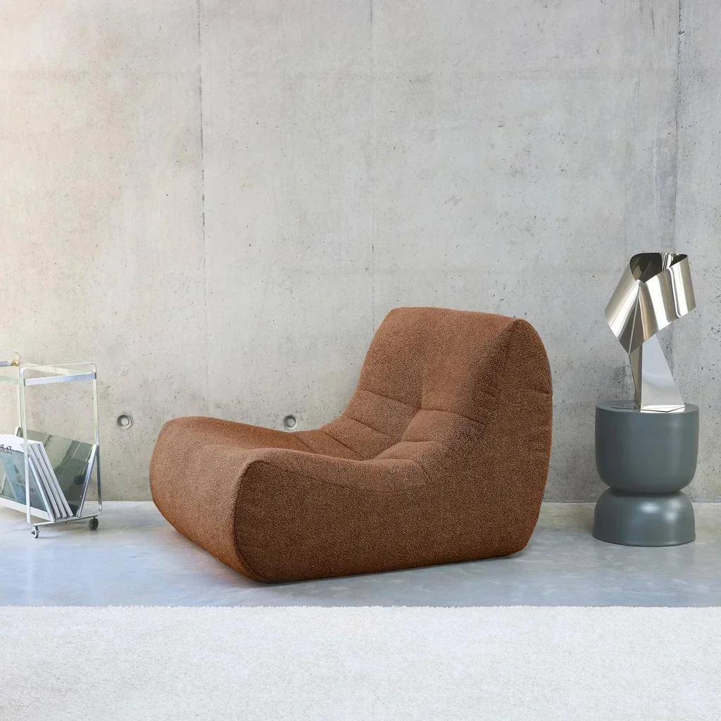 Poltrona in bouclé testurizzato beige per soggiorno accogliente