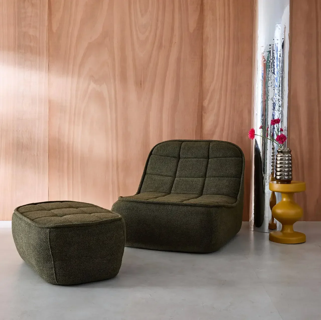 Fauteuil chauffeuse bouclette texturée Boni avec repose-pieds assorti