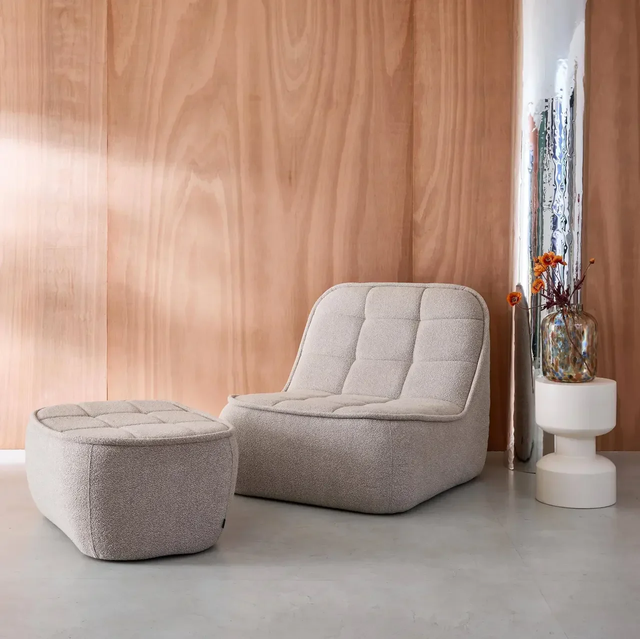 Fauteuil chauffeuse bouclette Boni avec repose-pieds gris clair