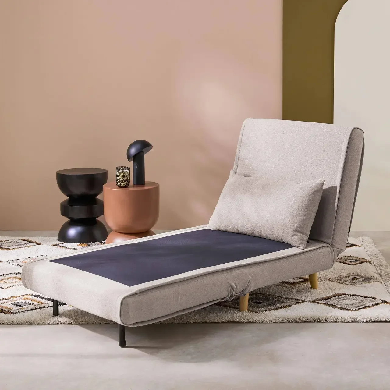 Fauteuil chauffeuse convertible tissu beige pieds bois 1 place