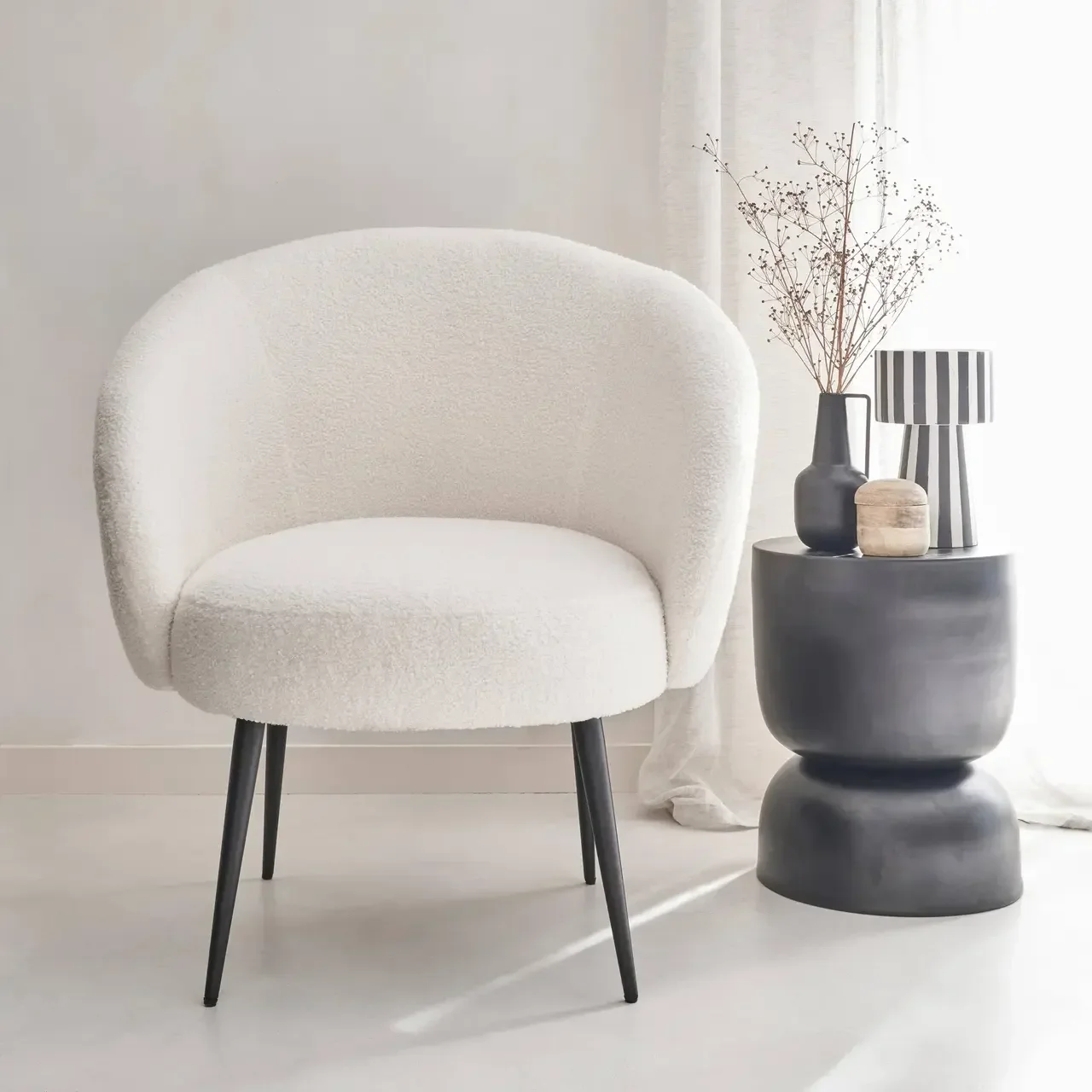 Fauteuil Hima design bouclette crème pieds métal noir confort minimaliste