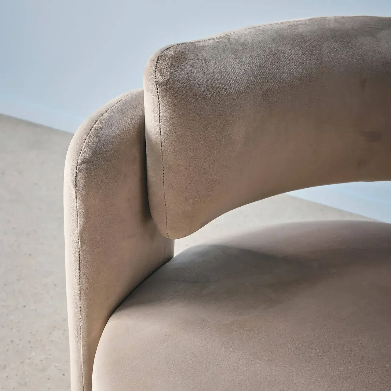 Fauteuil design 3 pieds velours beige Mellow - assise confortable salon chambre