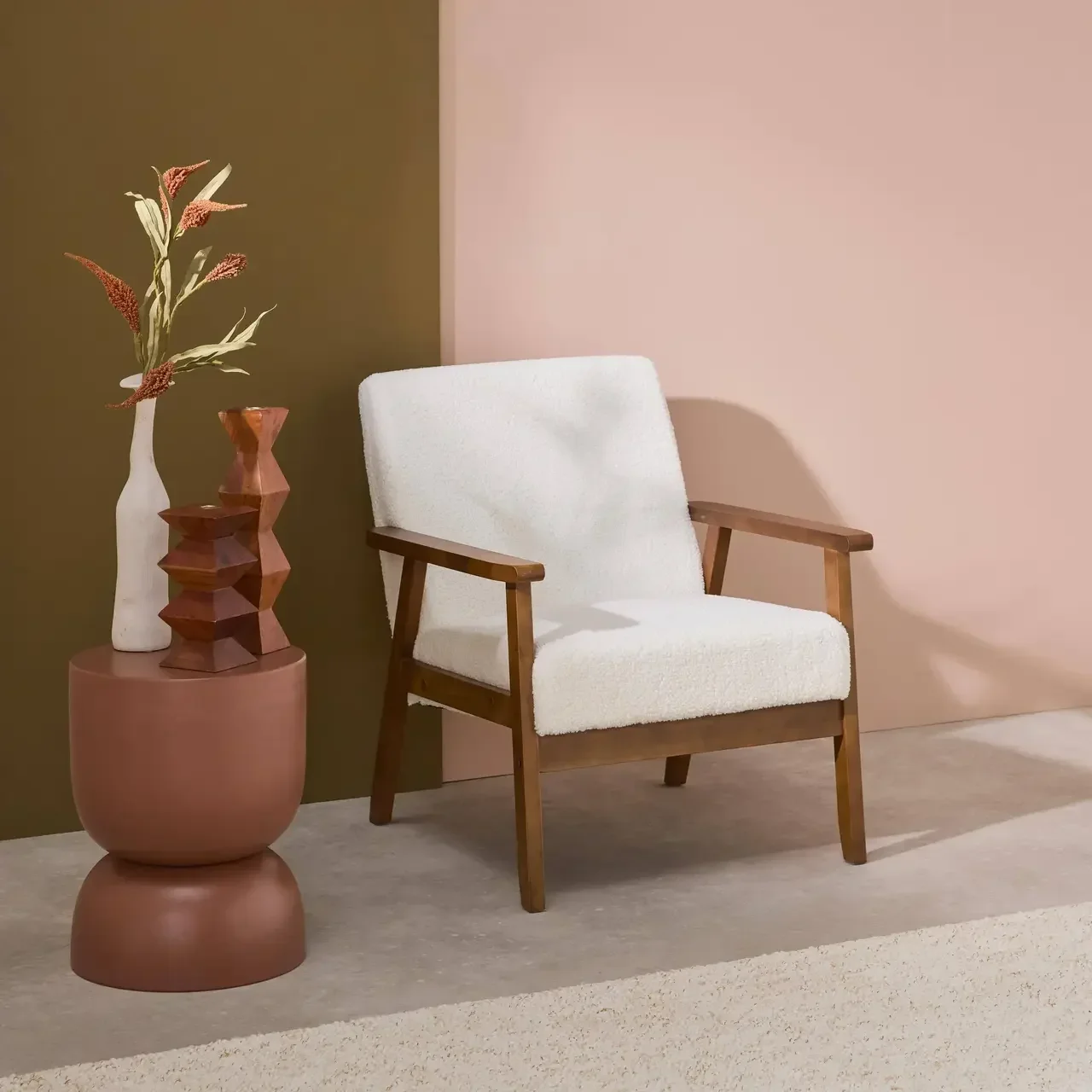 Fauteuil design nordique Isak bois hévéa noyer clair bouclette crème