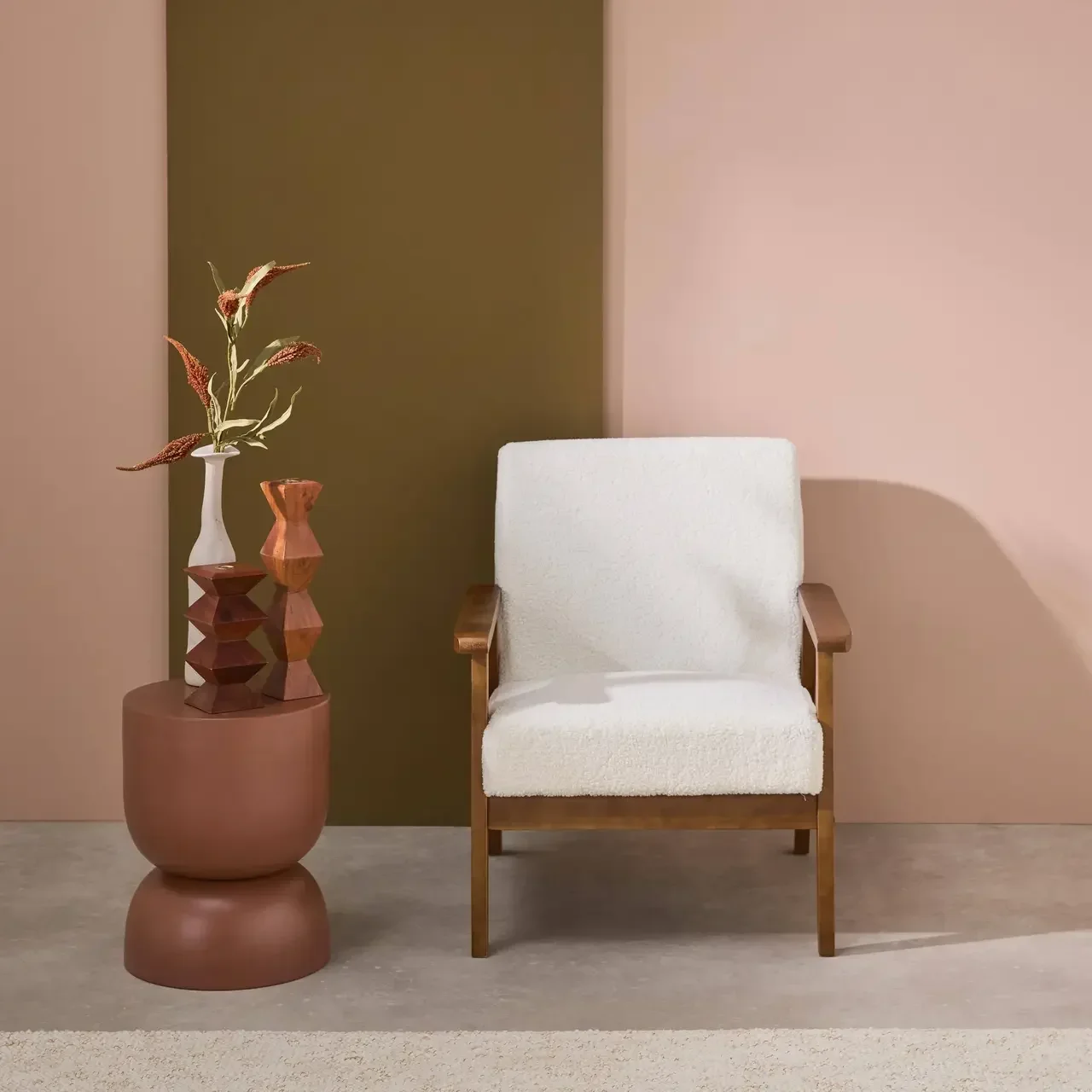 Fauteuil design nordique Isak bois hévéa noyer clair bouclette crème