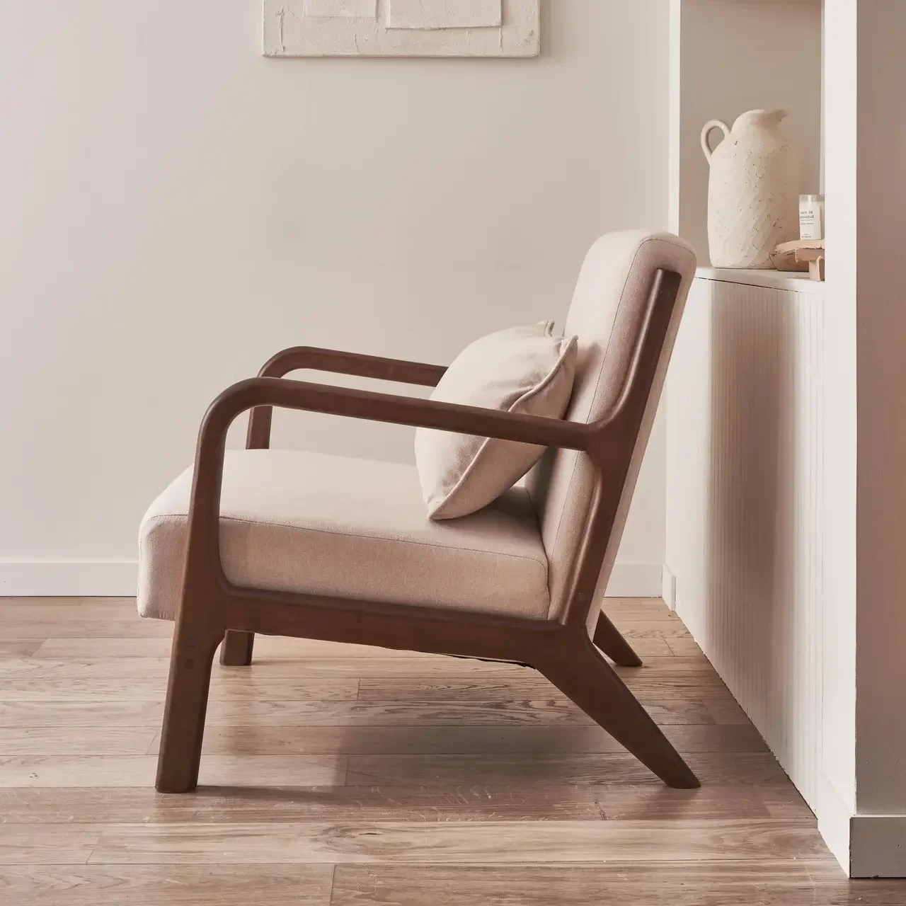 Fauteuil scandinave Lorens beige bois hévéa noyer design nordique confort