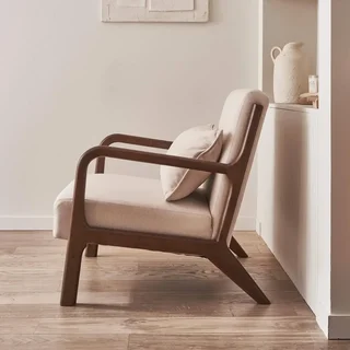 Poltrona escandinava Lorens bege madeira de seringueira nogueira design nórdico conforto