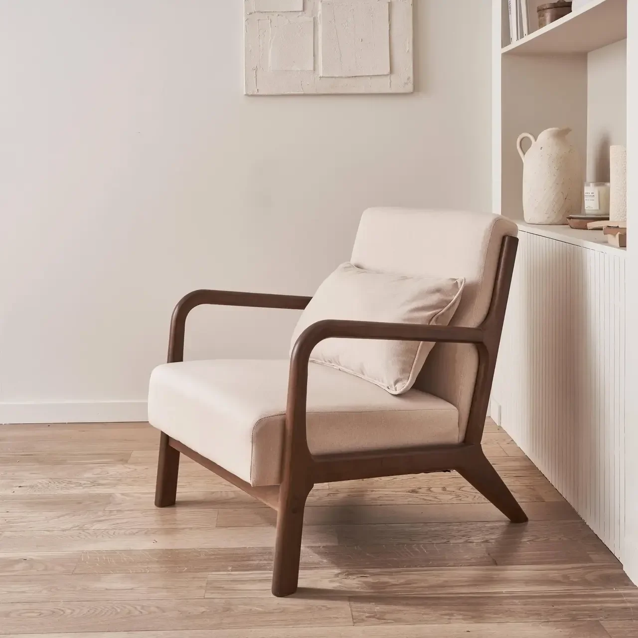 Fauteuil scandinave Lorens beige bois hévéa noyer design nordique confort