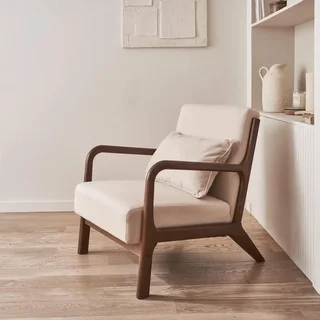Poltrona escandinava Lorens bege madeira de seringueira nogueira design nórdico conforto