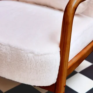 Fauteuil scandinave Amélie bois hévéa noyer et fausse fourrure