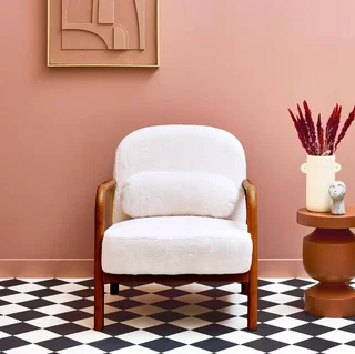 Fauteuil scandinave Amélie bois hévéa noyer et fausse fourrure