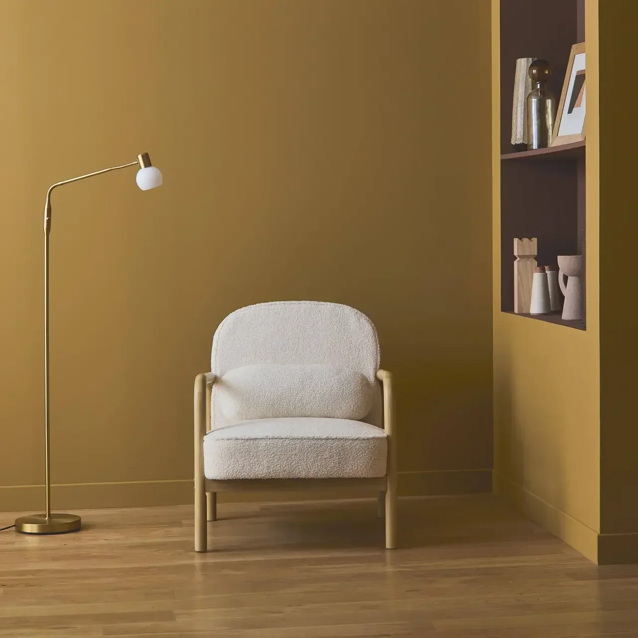 Fauteuil scandinave arrondi bois hévéa bouclette crème Amelie
