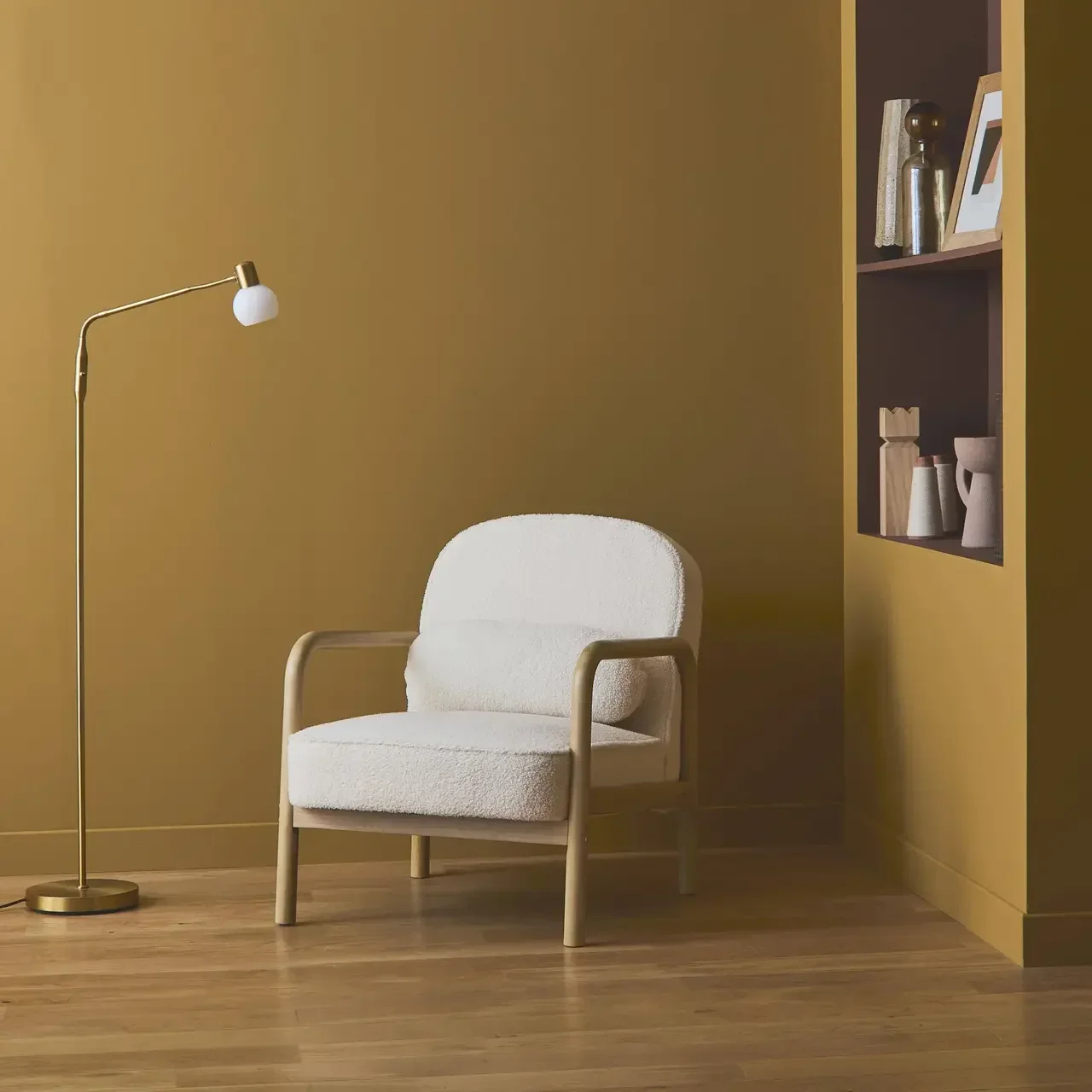 Fauteuil scandinave arrondi bois hévéa bouclette crème Amelie