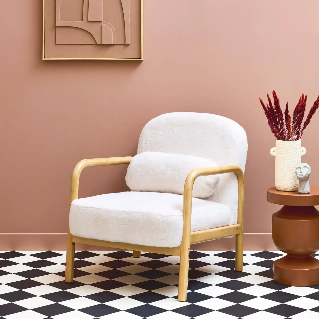 Fauteuil scandinave bois hévéa fausse fourrure crème design arrondi confort