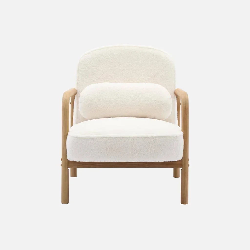Poltrona escandinava madeira hevea pele sintética creme design arredondado conforto