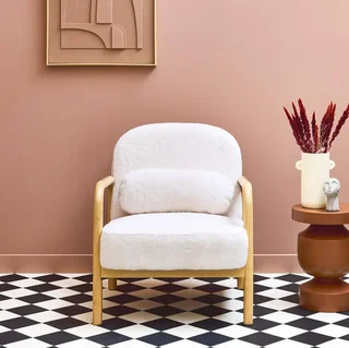 Poltrona escandinava madeira hevea pele sintética creme design arredondado conforto