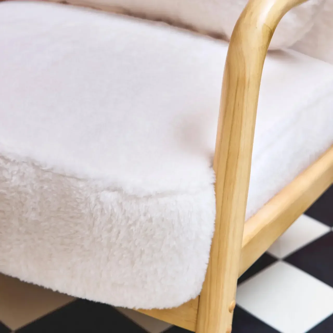 Poltrona escandinava madeira hevea pele sintética creme design arredondado conforto