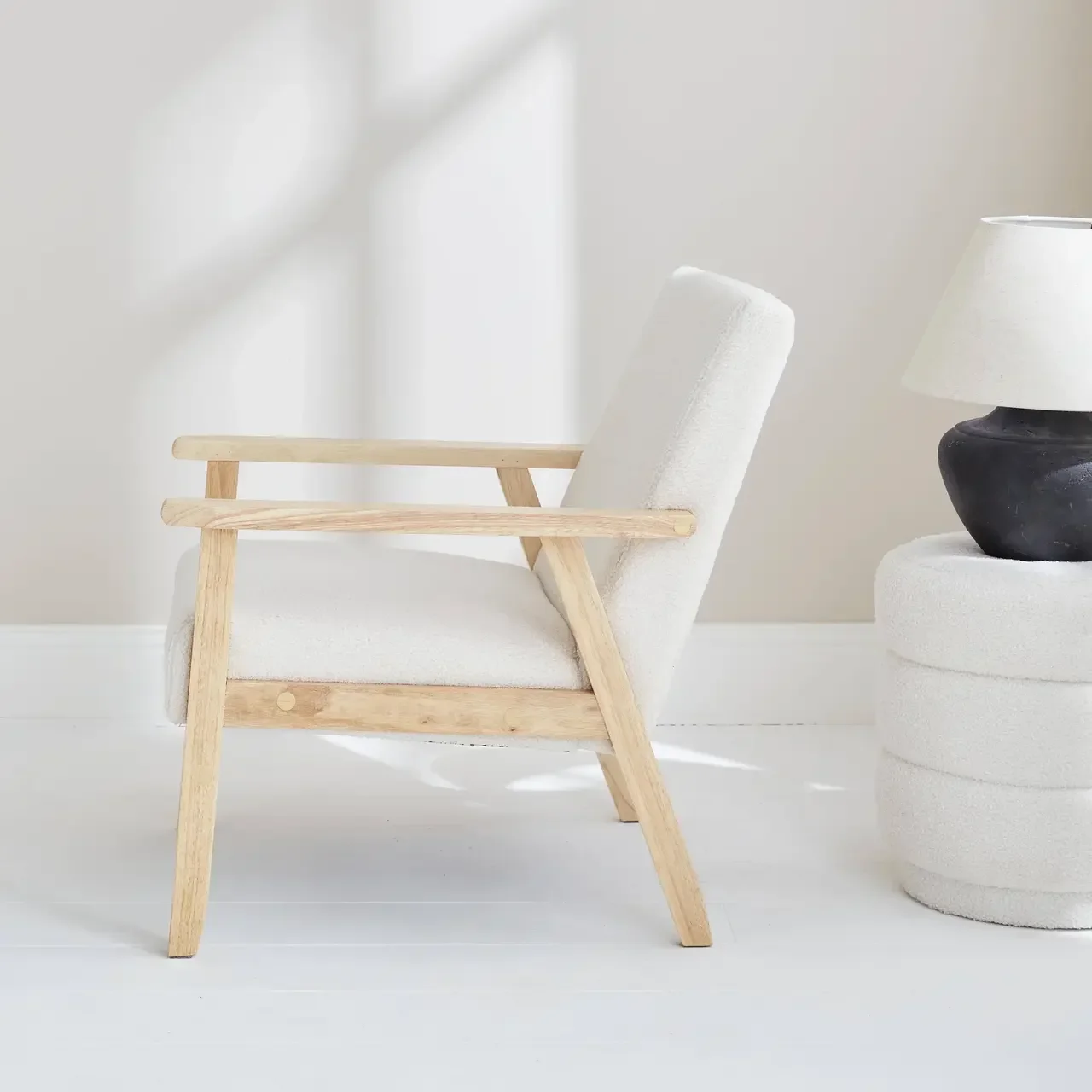 Fauteuil scandinave bois hévéa tissu bouclette blanc vintage Isak