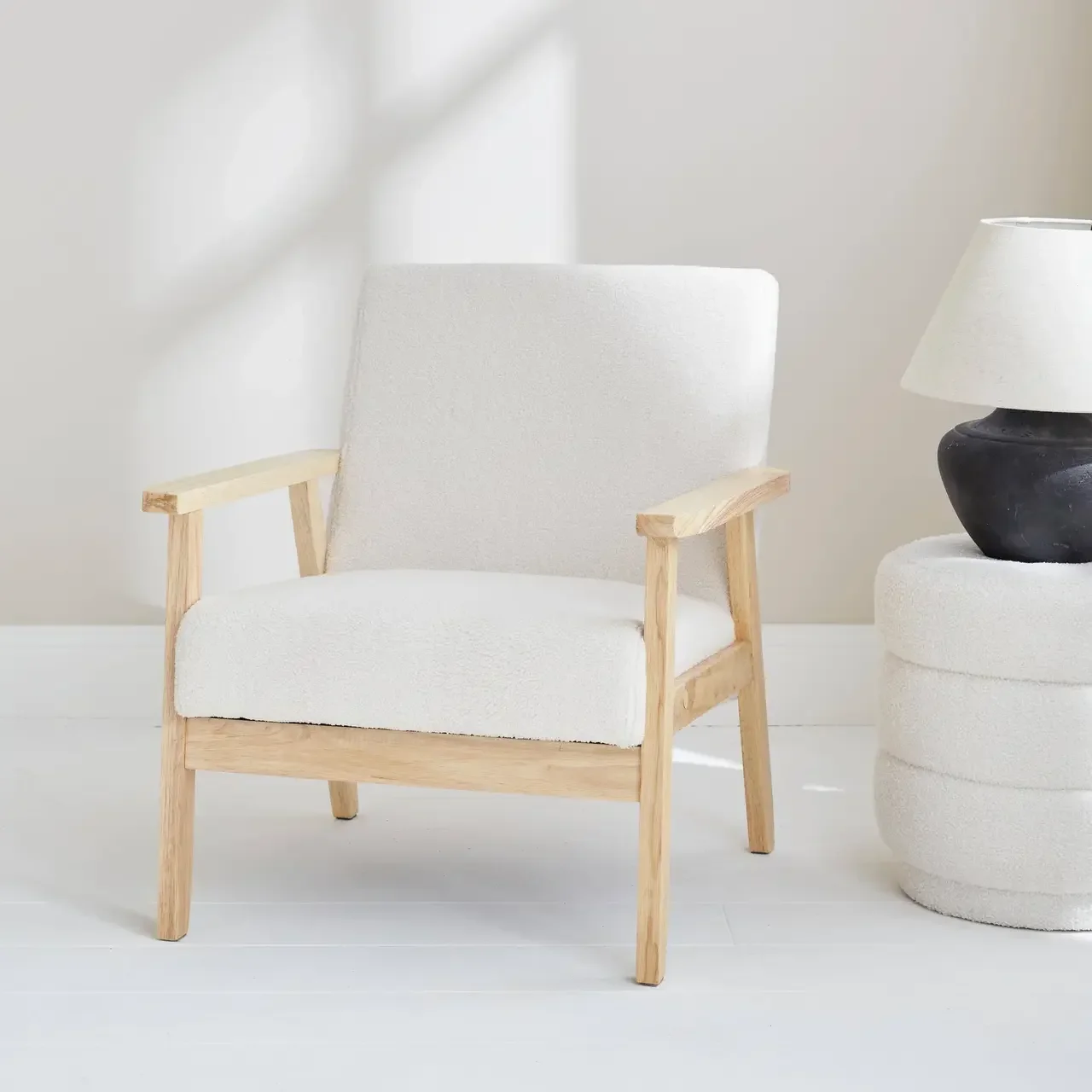 Fauteuil scandinave bois hévéa tissu bouclette blanc vintage Isak