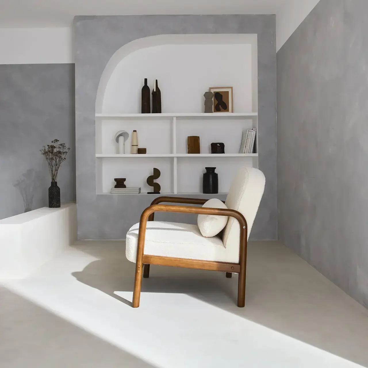 Fauteuil scandinave Amelie hévéa noyer clair tissu bouclette crème