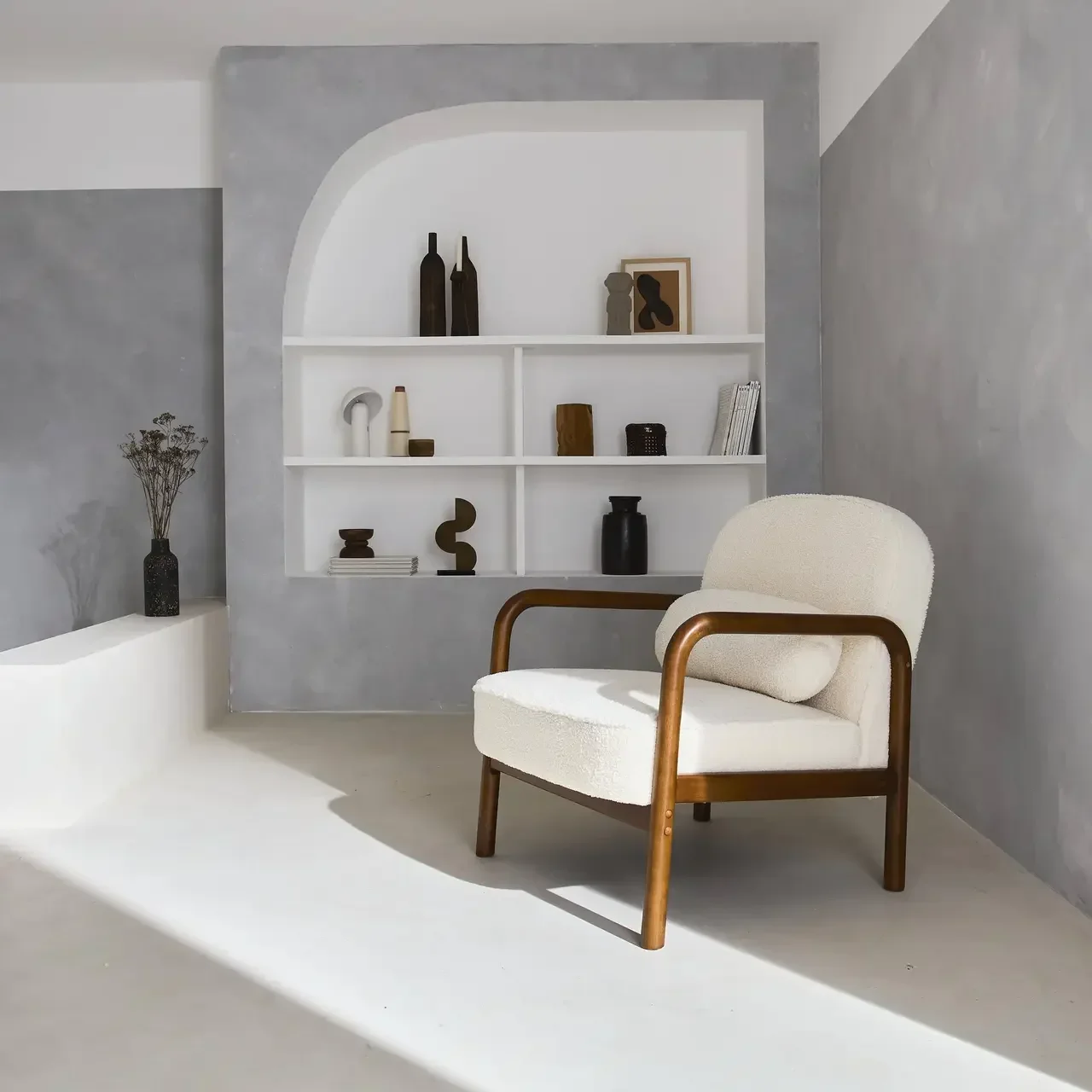 Fauteuil scandinave Amelie hévéa noyer clair tissu bouclette crème