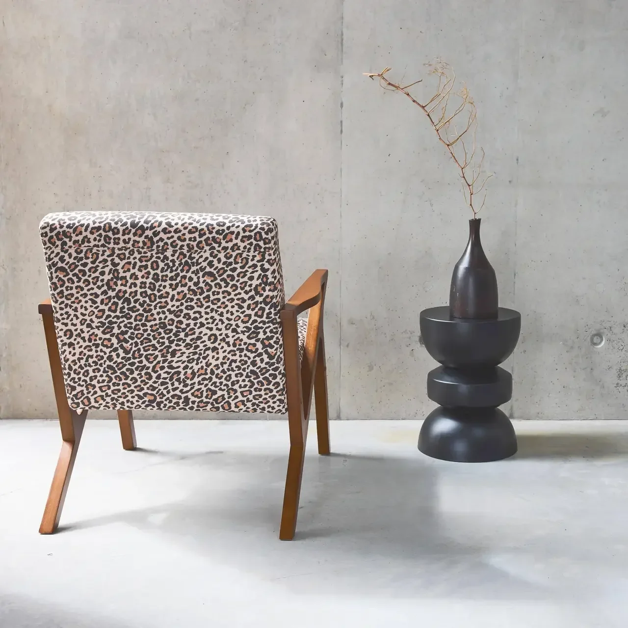 Fauteuil scandinave hévéa noyer imprimé léopard design