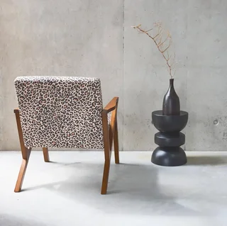 Fauteuil scandinave hévéa noyer imprimé léopard design