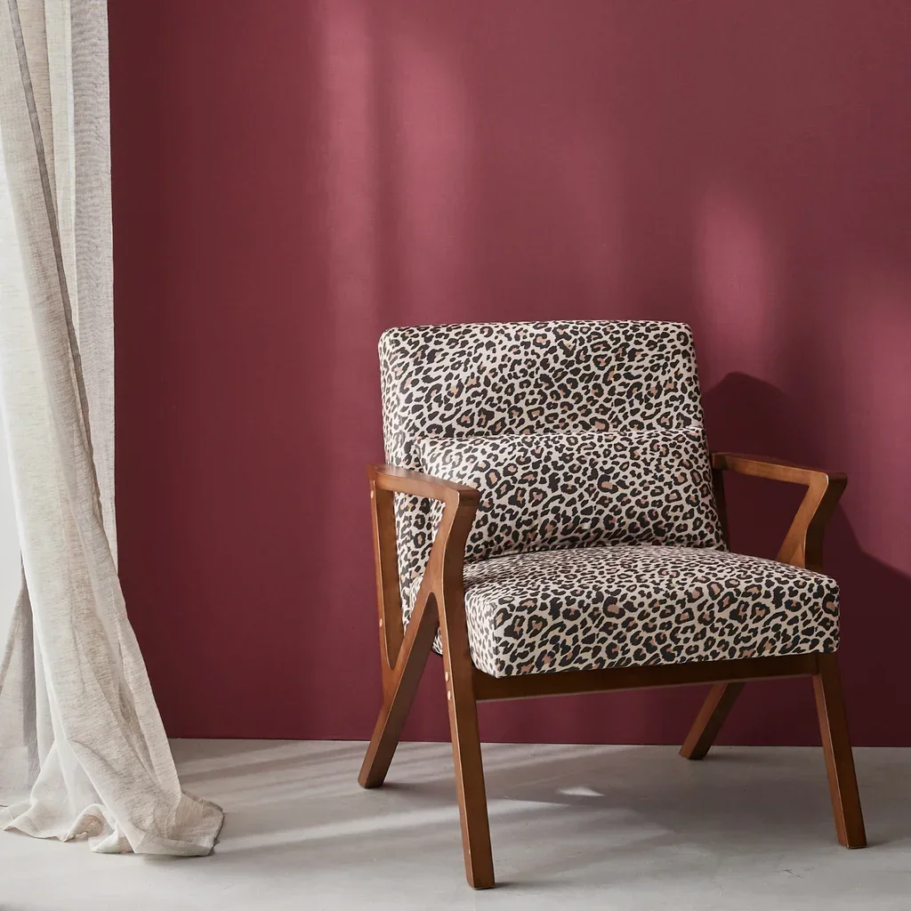 Fauteuil scandinave hévéa noyer imprimé léopard design