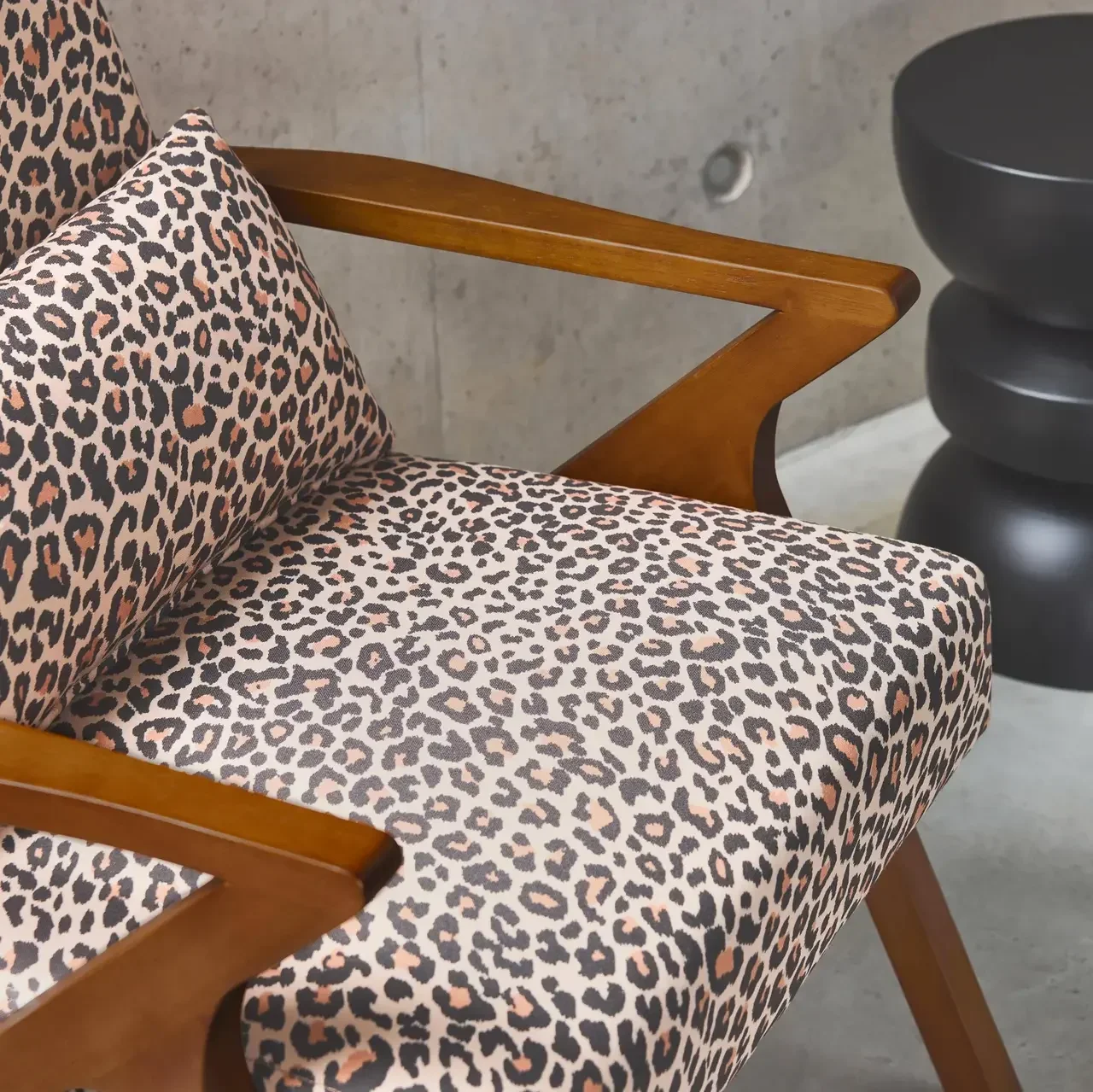 Fauteuil scandinave hévéa noyer imprimé léopard design