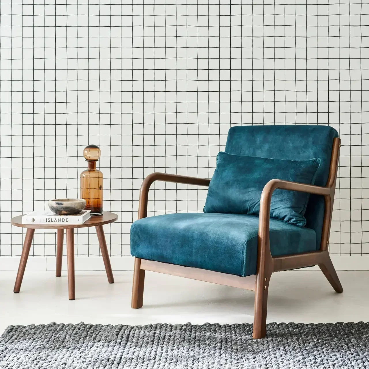 Fauteuil scandinave velours bleu canard bois hévéa noyer