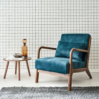 Poltrona scandinava velluto blu anatra legno noce hevea