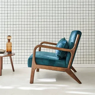 Poltrona scandinava velluto blu anatra legno noce hevea