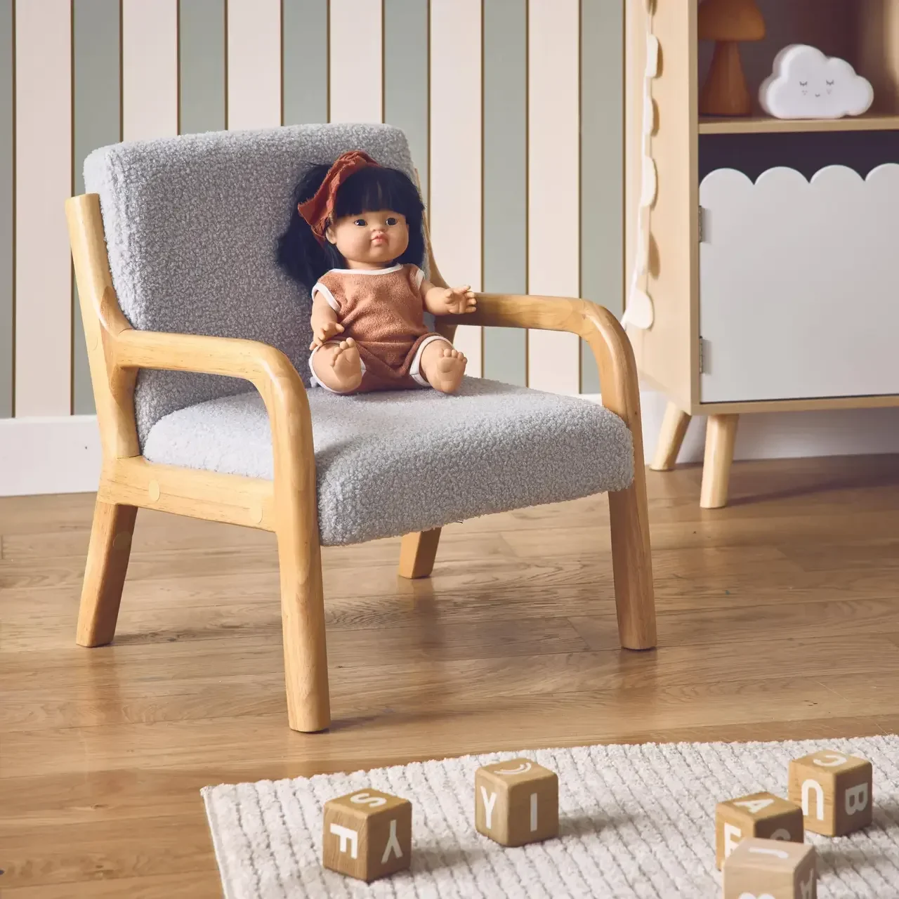Fauteuil enfant design scandinave Lorens - bois hévéa et tissu bouclette beige