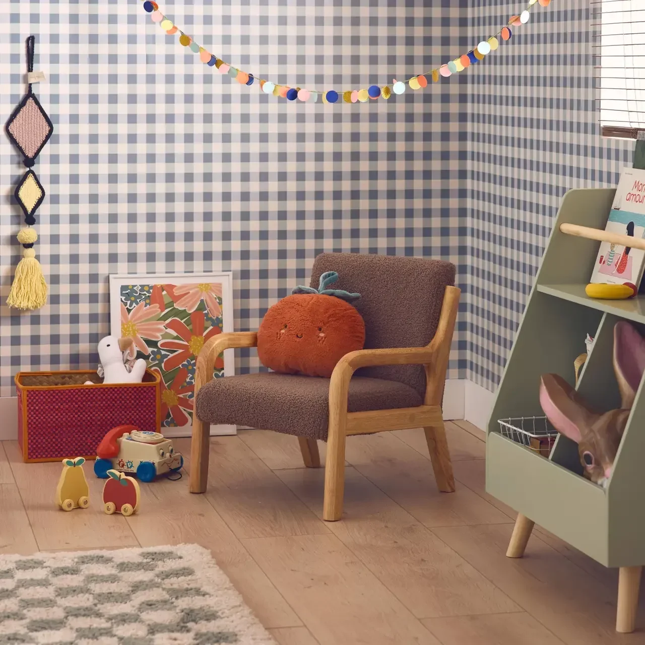 Fauteuil enfant scandinave bois hévéa et tissu bouclette beige Lorens Kids
