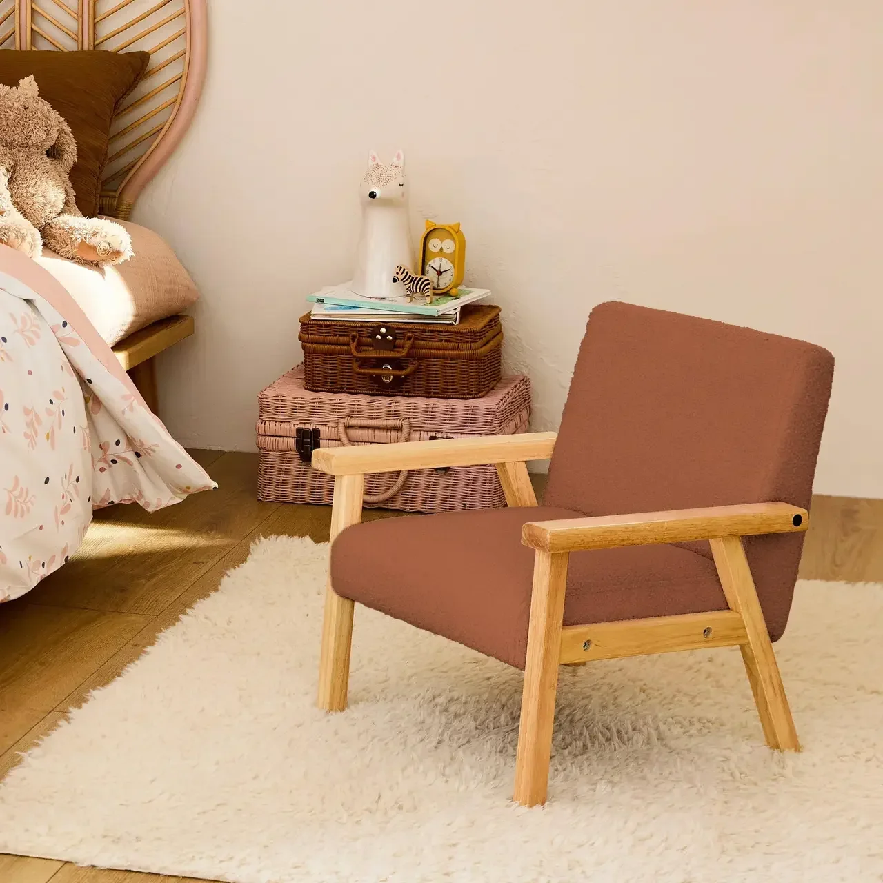 Fauteuil enfant scandinave bouclette blanche et bois hévéa