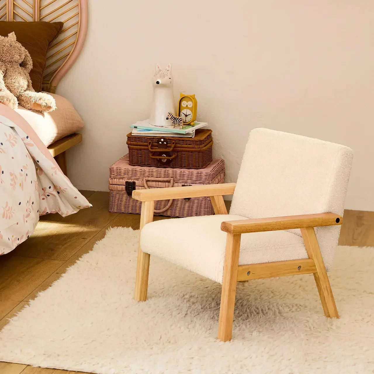 Fauteuil enfant scandinave bouclette blanche pieds hévéa