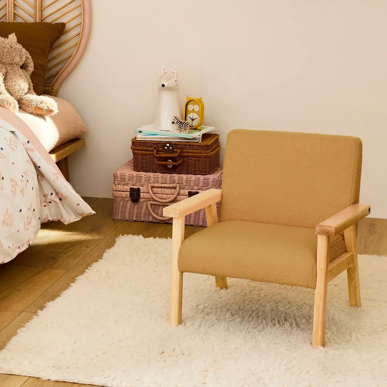 Fauteuil enfant scandinave bouclette blanche pieds hévéa