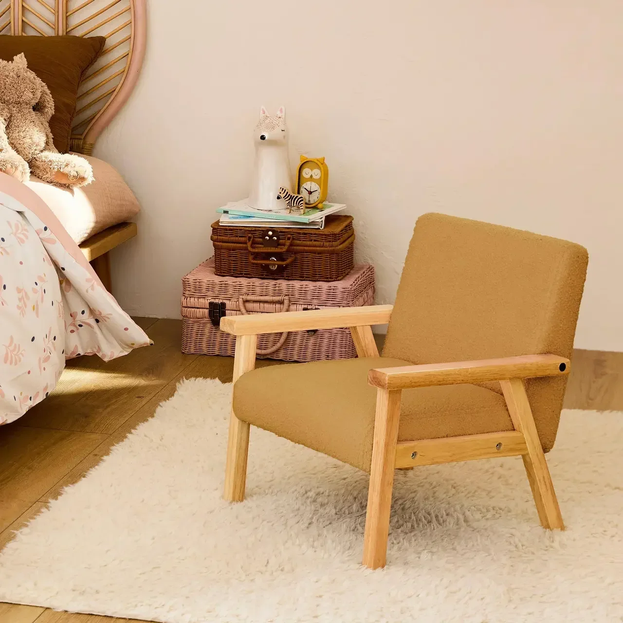Fauteuil enfant scandinave bouclette blanche pieds hévéa