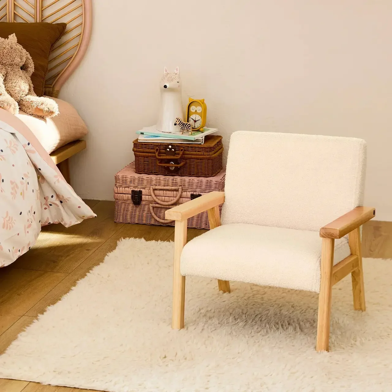 Fauteuil enfant scandinave bouclette blanche pieds hévéa