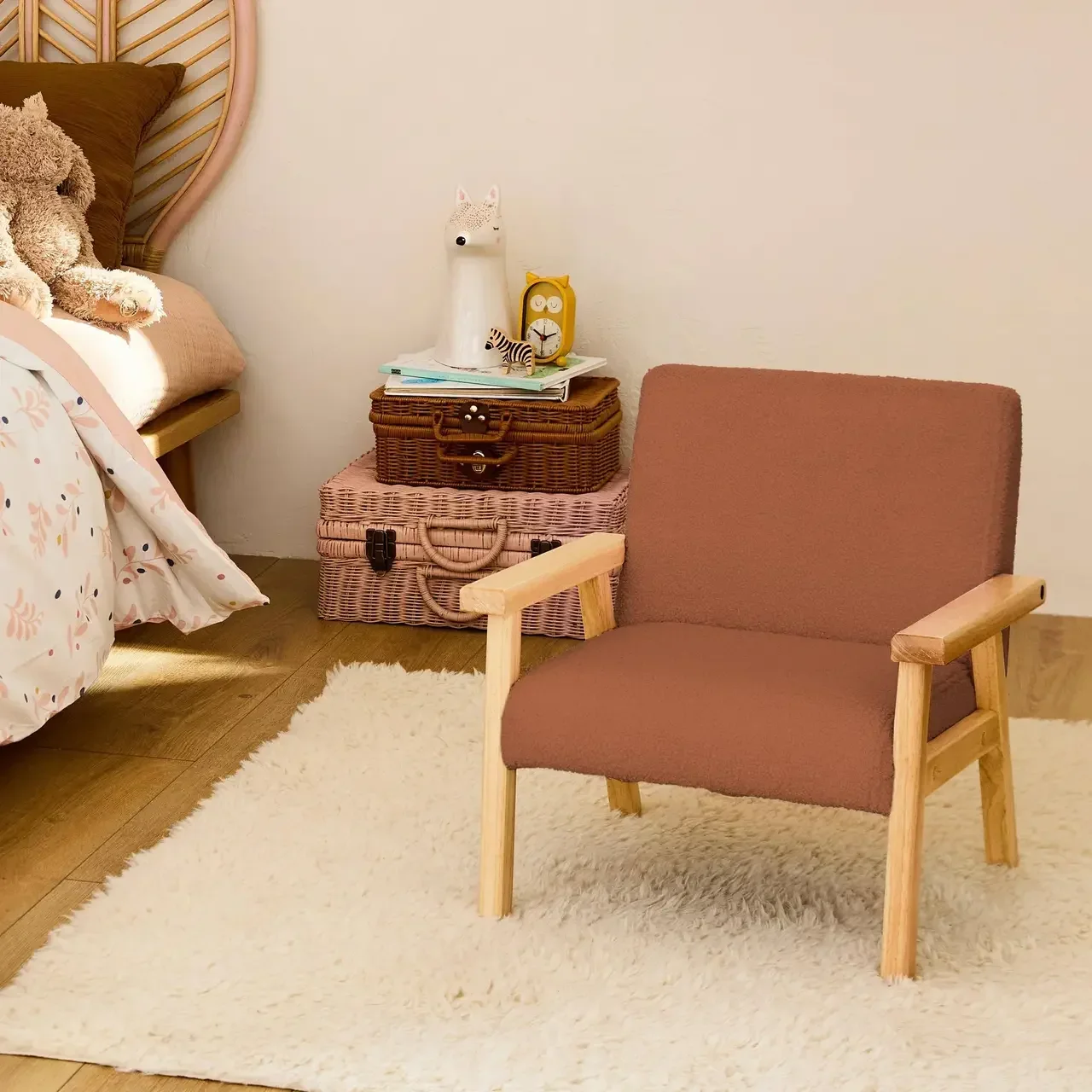 Fauteuil enfant scandinave bouclette blanche et bois hévéa