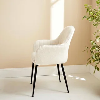 Poltrona Shella vintage aconchegante metal preto fosco e tecido bouclé branco