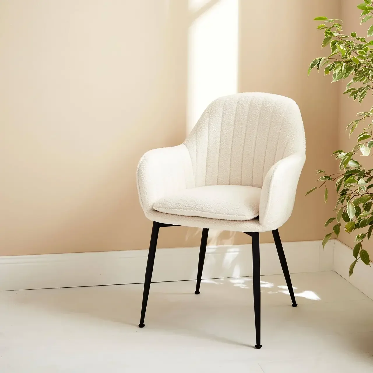 Fauteuil Shella métal noir mat et tissu bouclette blanc cocooning vintage