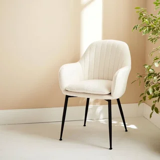 Poltrona Shella vintage aconchegante metal preto fosco e tecido bouclé branco